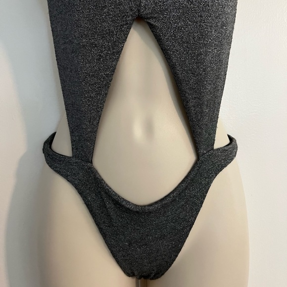 Cutout One piece - Picture 4 of 12